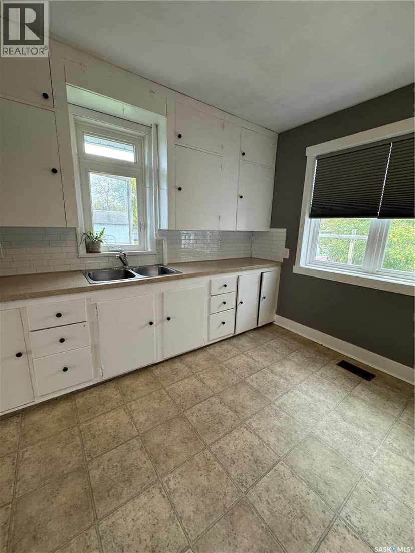 529 Albert STREET — photo 10 of 40
