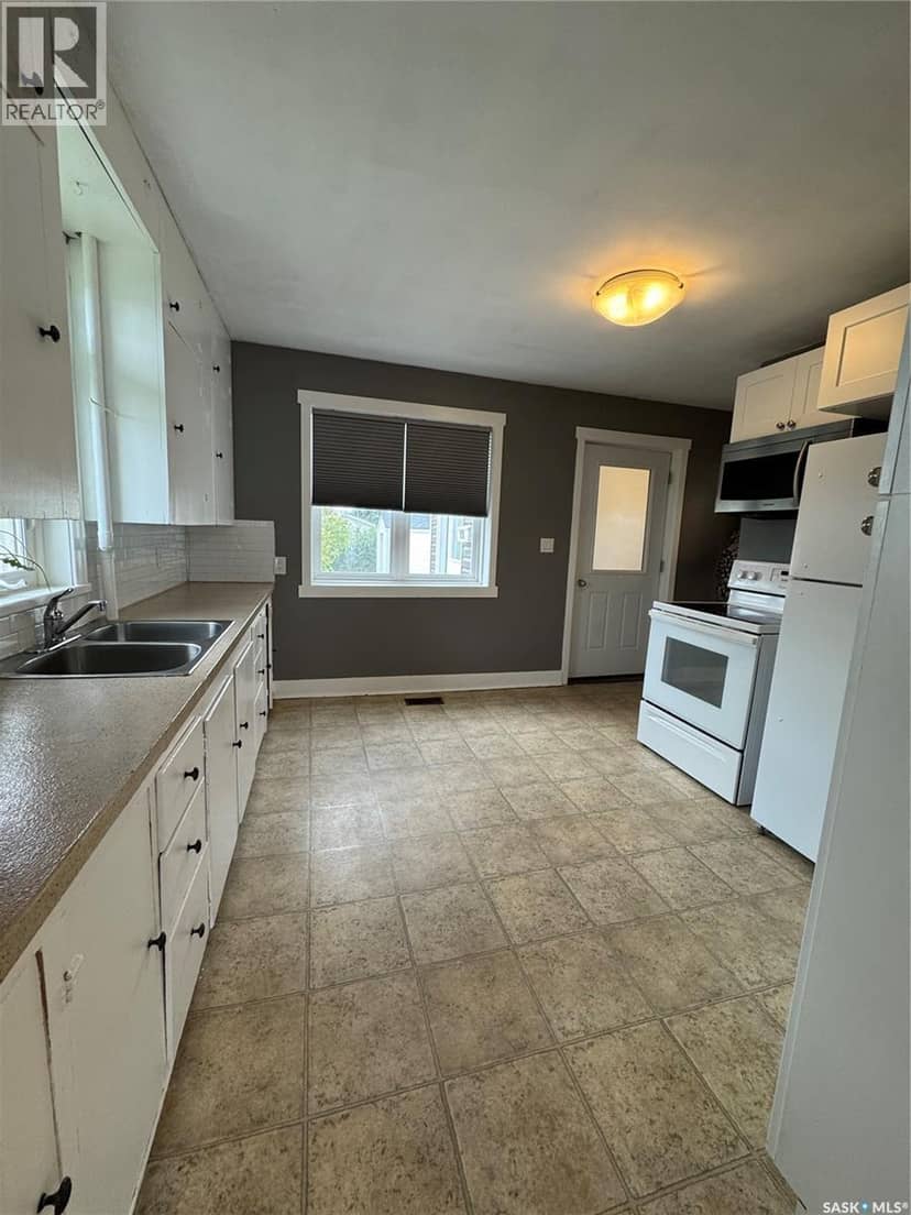 529 Albert STREET — photo 9 of 40