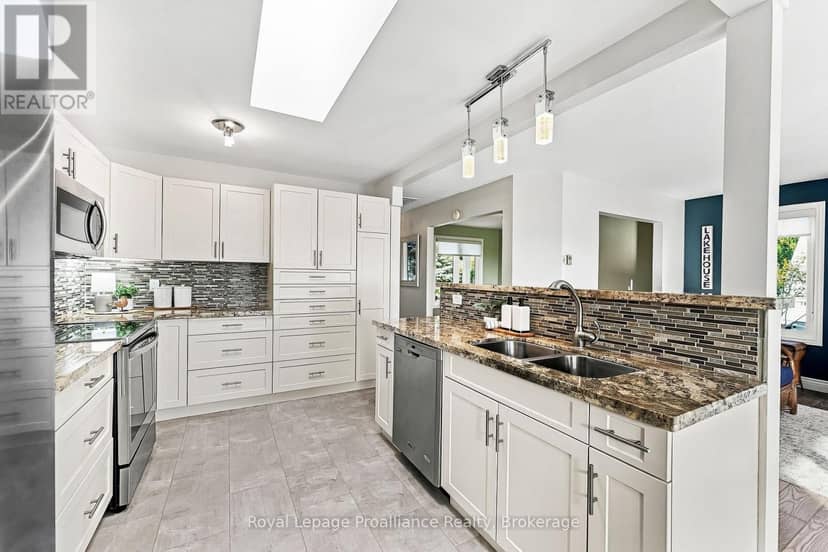 110 Lakehurst Street — photo 15 of 40