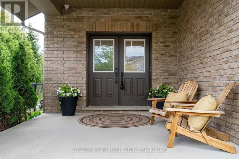 35 Kayla Crescent — photo 4 of 40