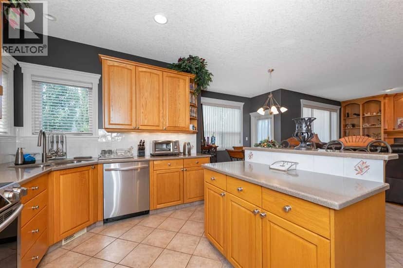 112 Cove Crescent — photo 15 of 39