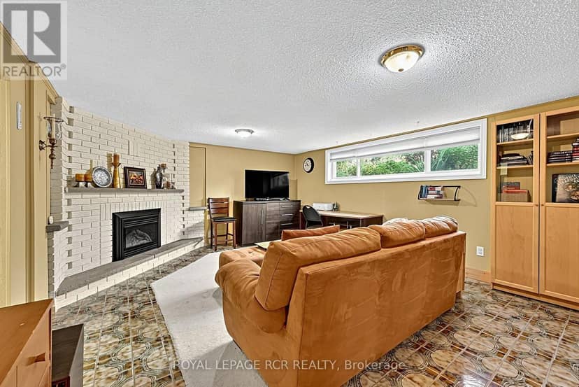 1049 Elgin Street — photo 17 of 37