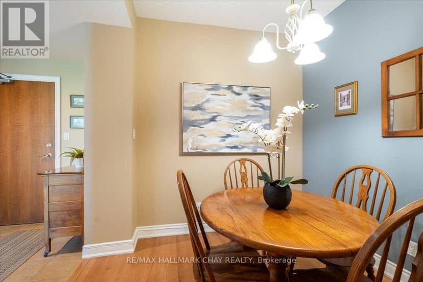 602 - 33 Ellen Street — photo 10 of 40