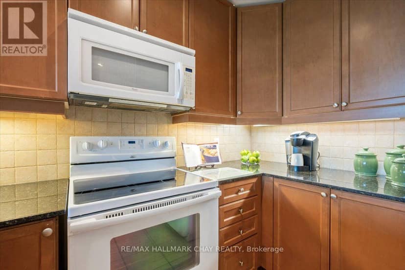 602 - 33 Ellen Street — photo 15 of 40