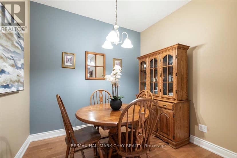 602 - 33 Ellen Street — photo 9 of 40