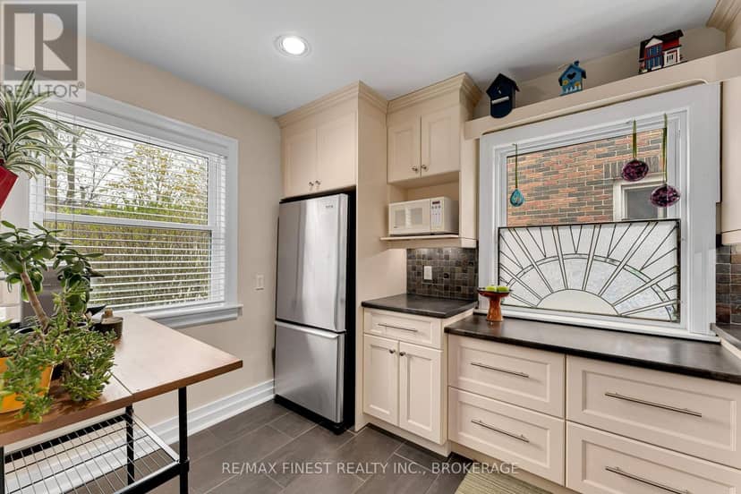 298 College Street — photo 8 of 40