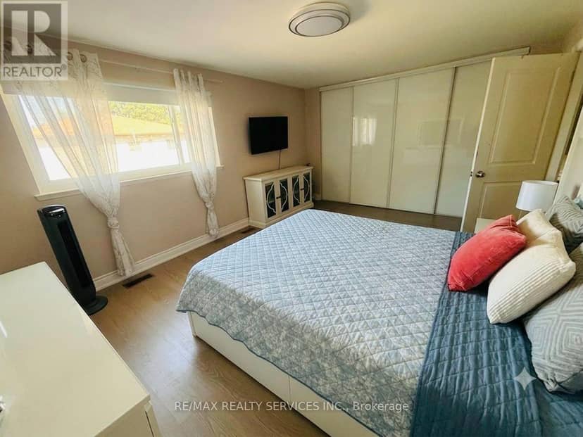 34 Watson Crescent — photo 12 of 12