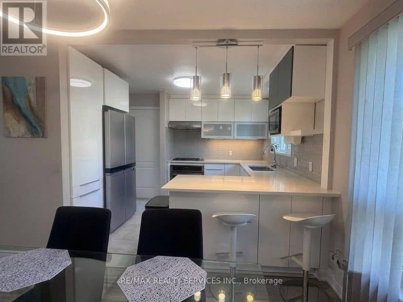 34 Watson Crescent — photo 10 of 12