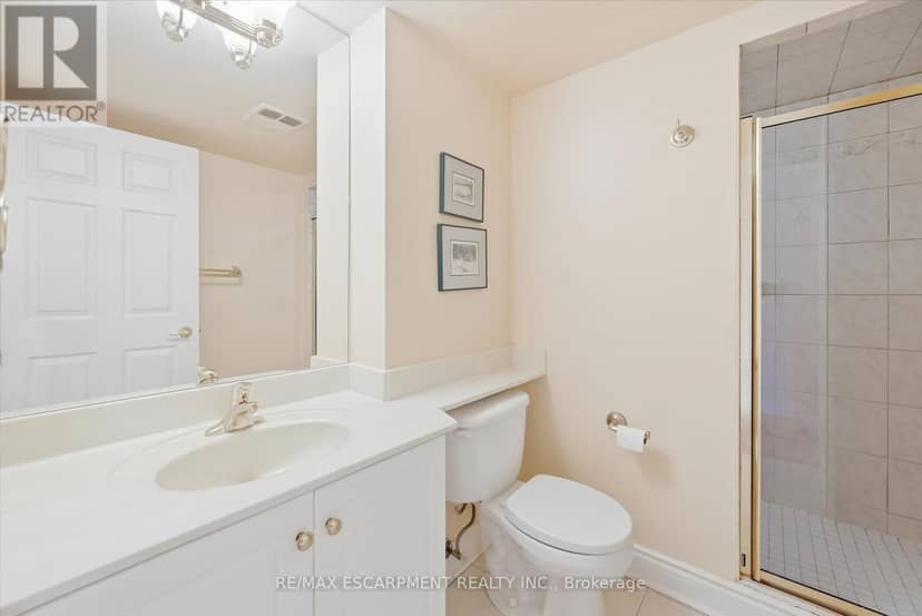 904 - 442 Maple Avenue — photo 33 of 40