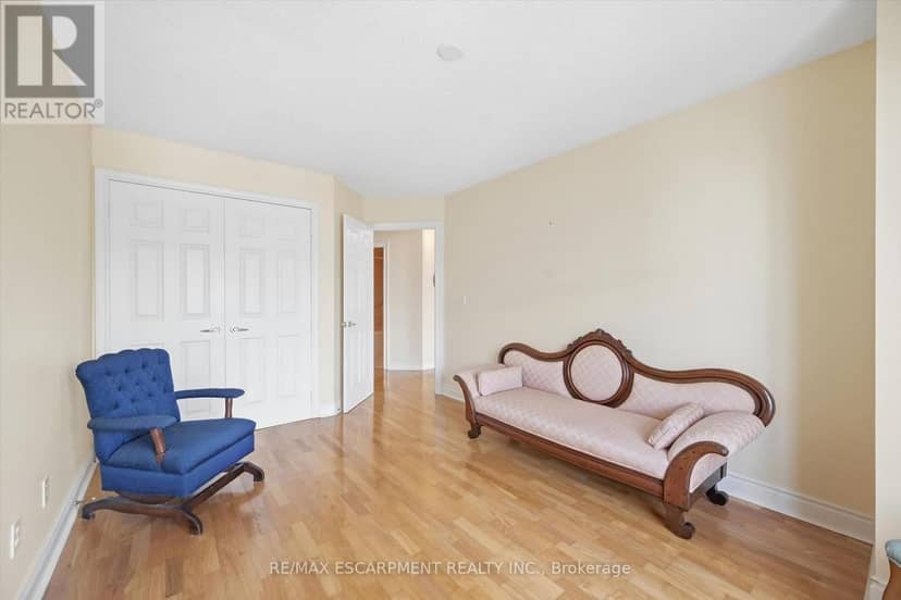 904 - 442 Maple Avenue — photo 8 of 40