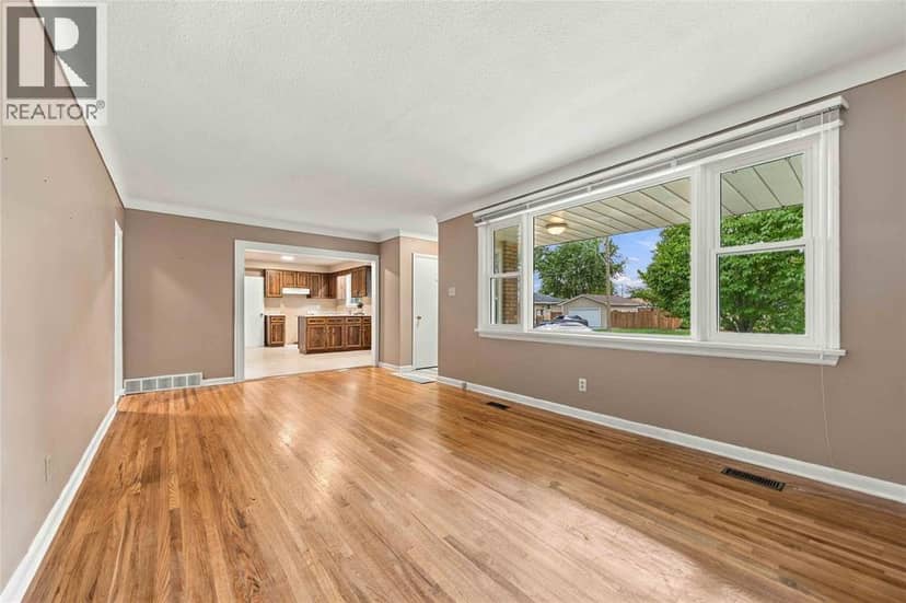 6 Massey Crescent — photo 5 of 28