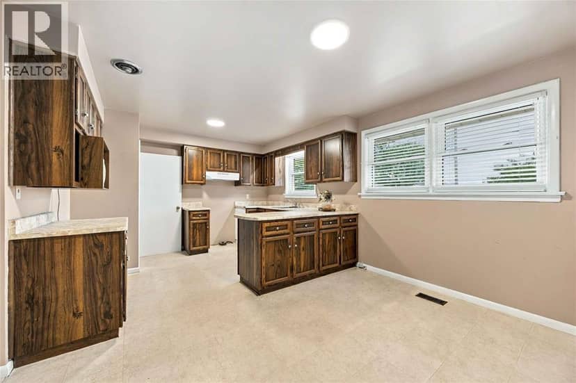 6 Massey Crescent — photo 10 of 28