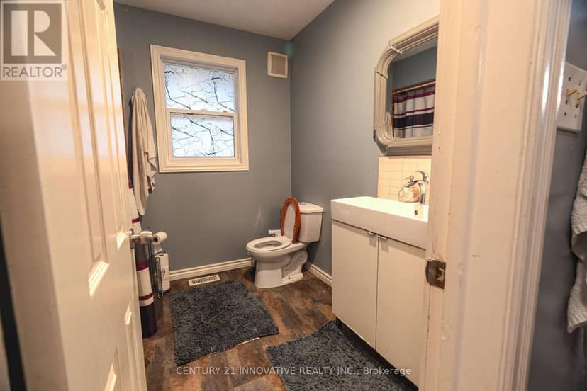 89 Thickson Road S — photo 12 of 28