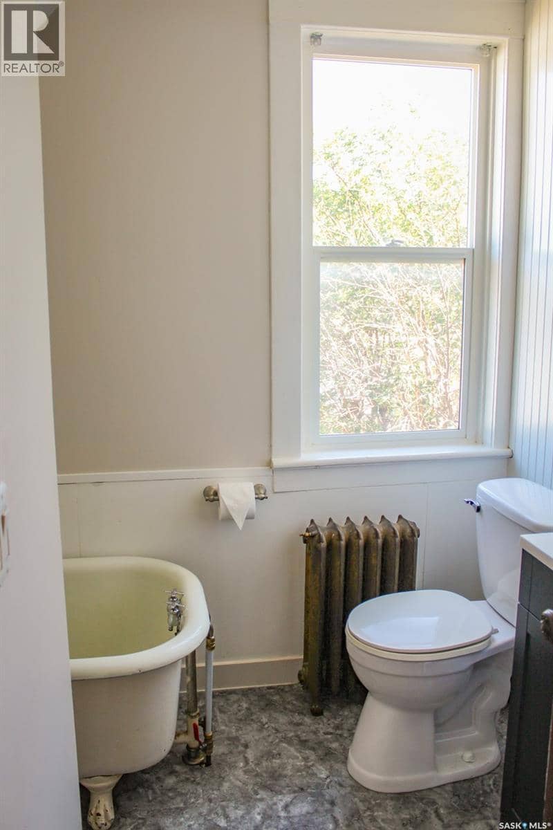 420 Burrows AVENUE W — photo 23 of 40