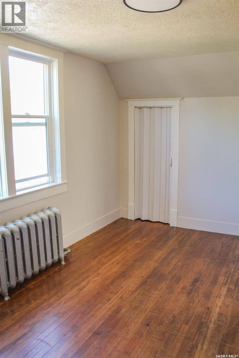 420 Burrows AVENUE W — photo 21 of 40
