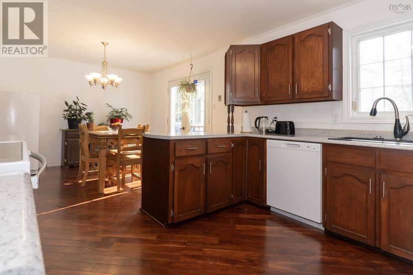193a Victoria Street E — photo 16 of 40