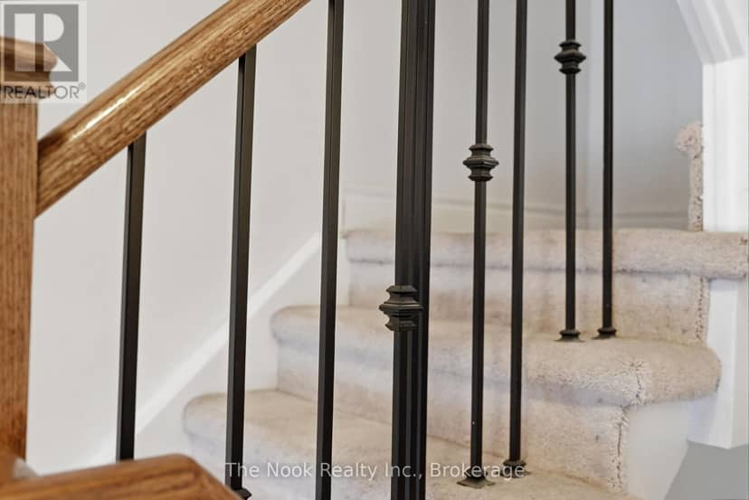 27 Blunden Road — photo 21 of 32