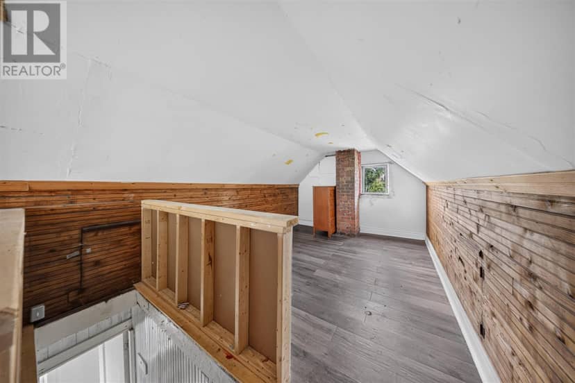 678 Albert ST — photo 16 of 19