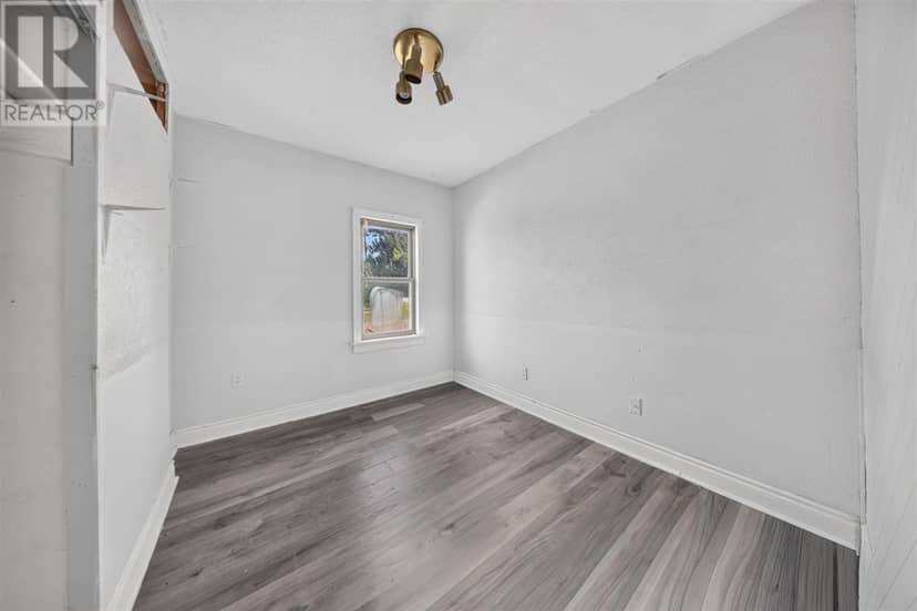678 Albert ST — photo 10 of 19
