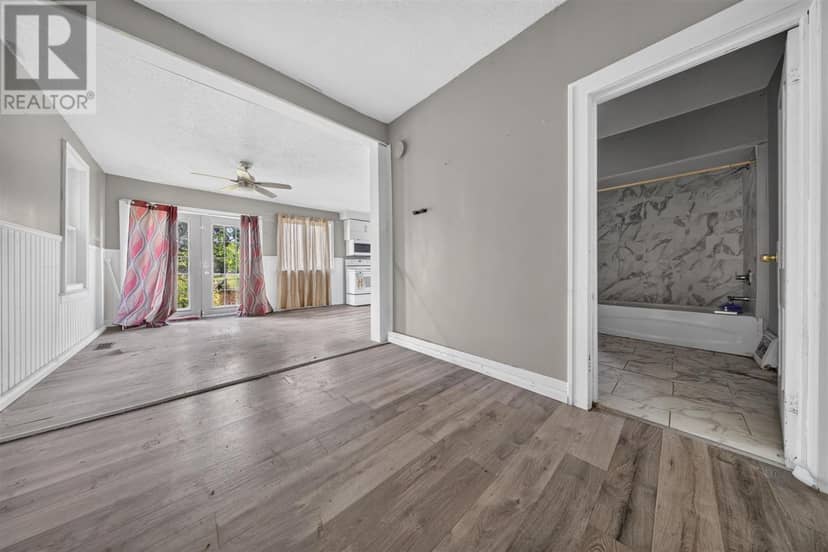 678 Albert ST — photo 6 of 19