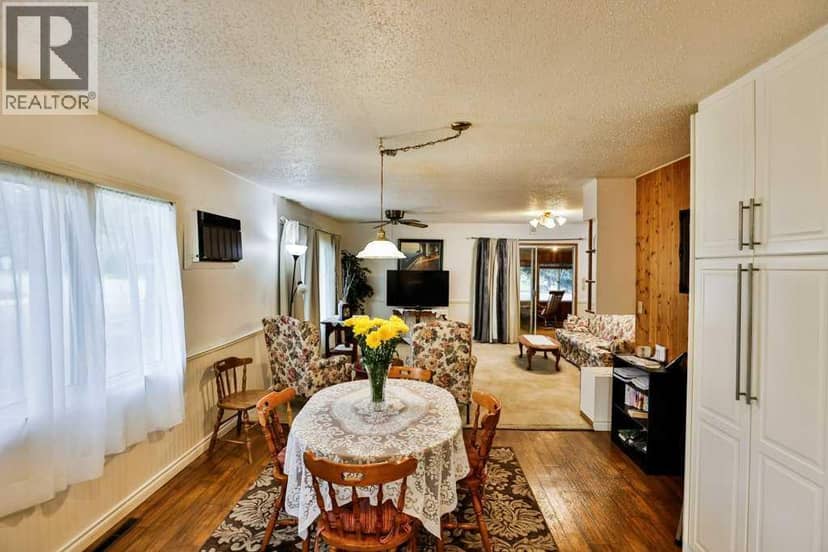 132 5 Avenue NE — photo 9 of 34
