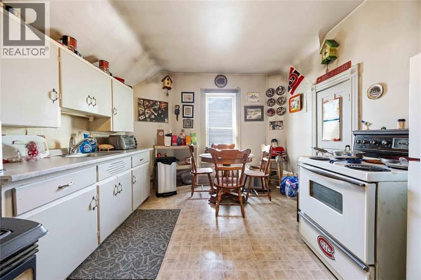 394 Palmerston STREET South — photo 15 of 39