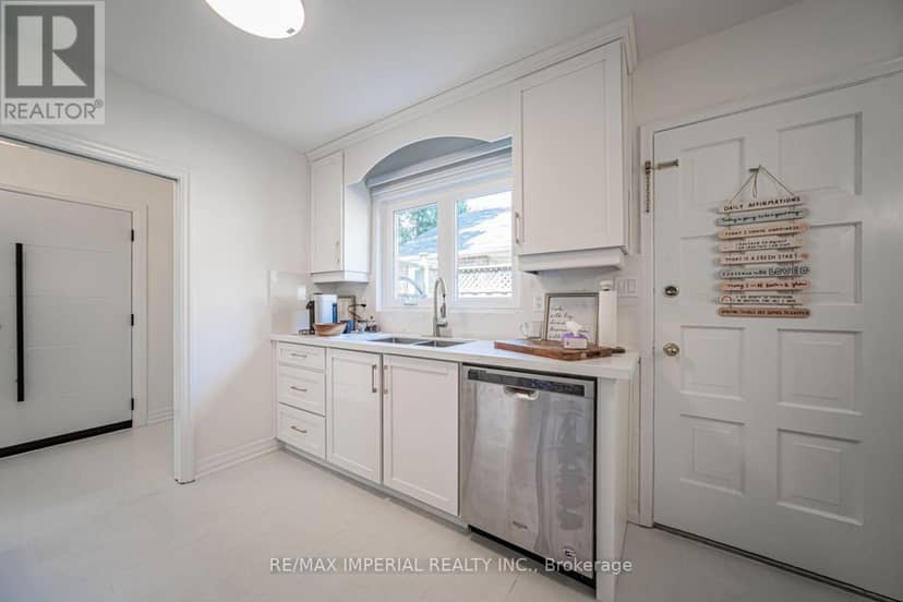 4 Quincy Crescent — photo 19 of 40