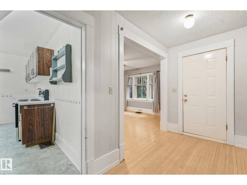 9824 91 AV NW — photo 13 of 40