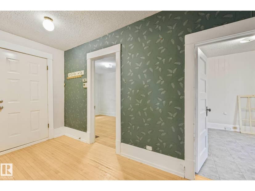 9824 91 AV NW — photo 14 of 40
