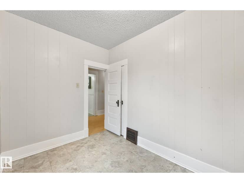 9824 91 AV NW — photo 24 of 40