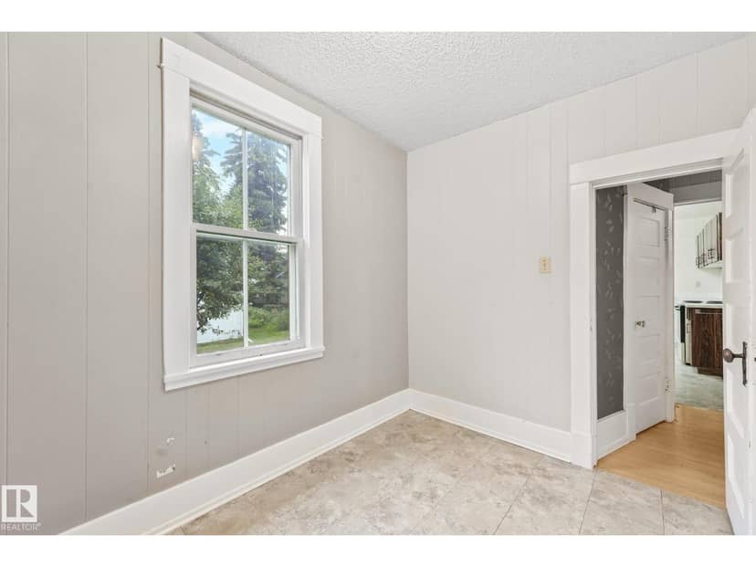 9824 91 AV NW — photo 25 of 40