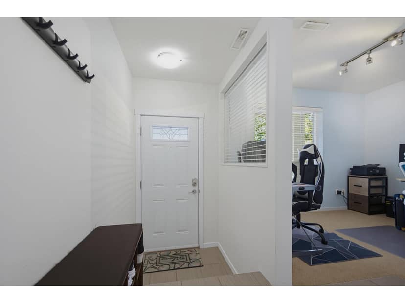 10 13886 62 AVENUE, Surrey, photo 2