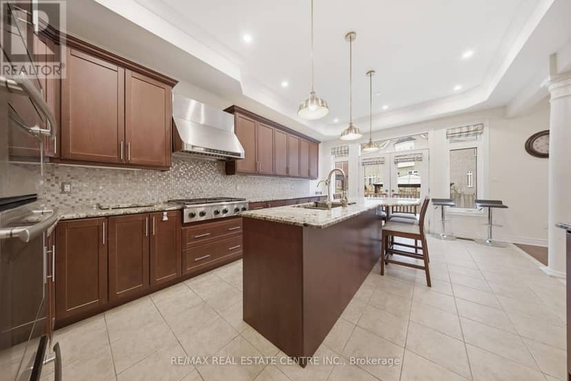3290 Erin Centre Boulevard — photo 16 of 40