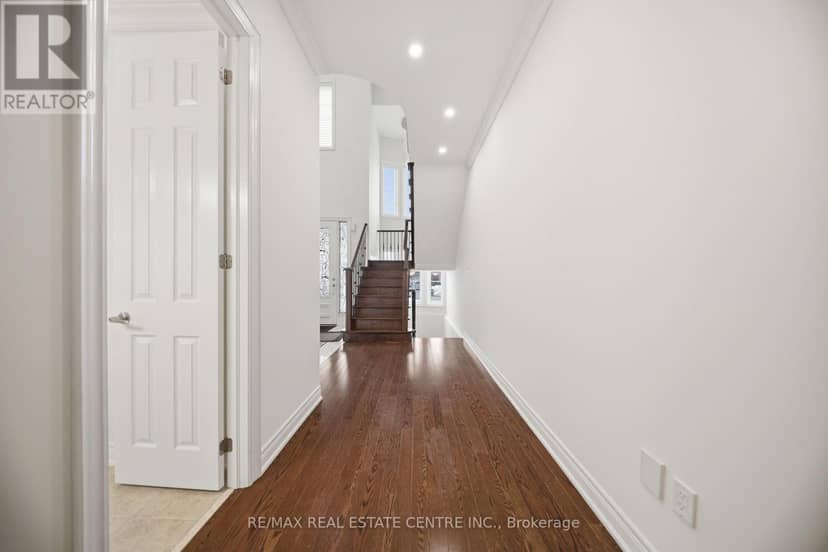 3290 Erin Centre Boulevard — photo 6 of 40