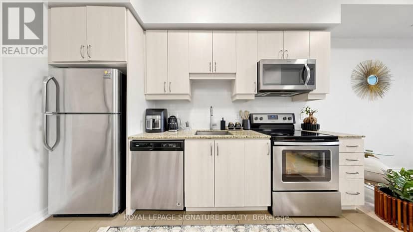 802 - 9201 Yonge Street — photo 3 of 14