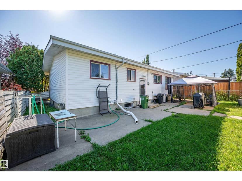 8812 135a AV S NW, Edmonton, photo 3
