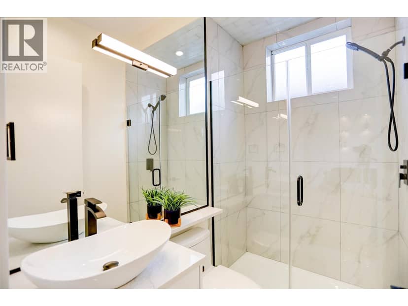 2026 E 32nd Avenue — photo 9 of 40