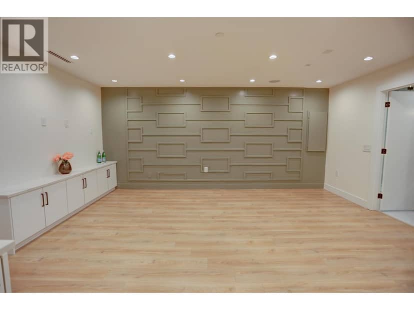 2026 E 32nd Avenue — photo 19 of 40