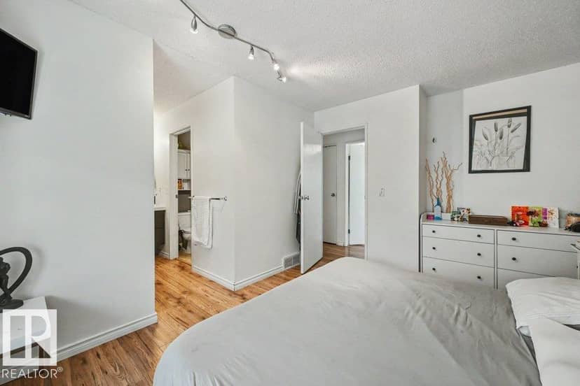 8708 25A AV NW — photo 21 of 40