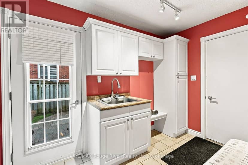 7 Lyndhurst Crescent — photo 18 of 40