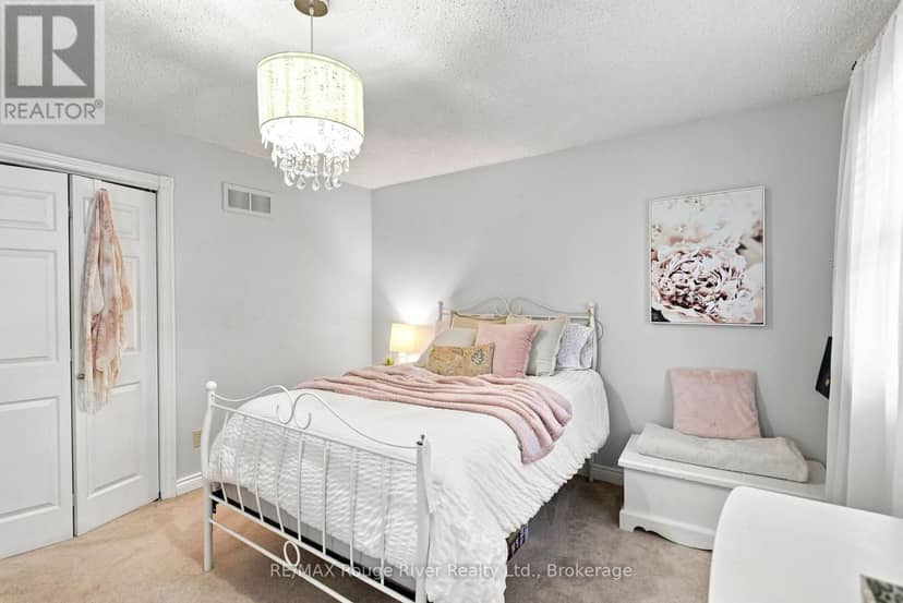 7 Lyndhurst Crescent — photo 25 of 40