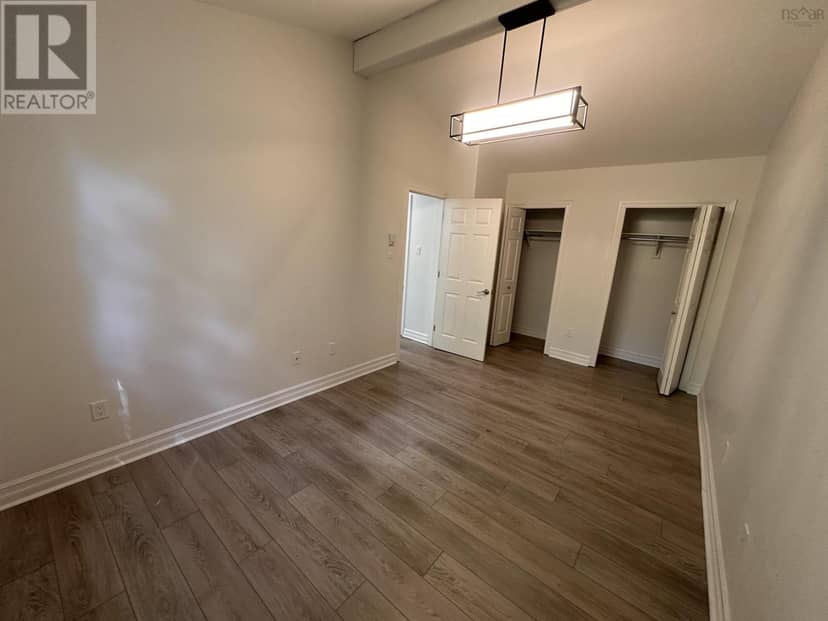 11 Churchill Street, 98 Dufferin Street — photo 10 of 24