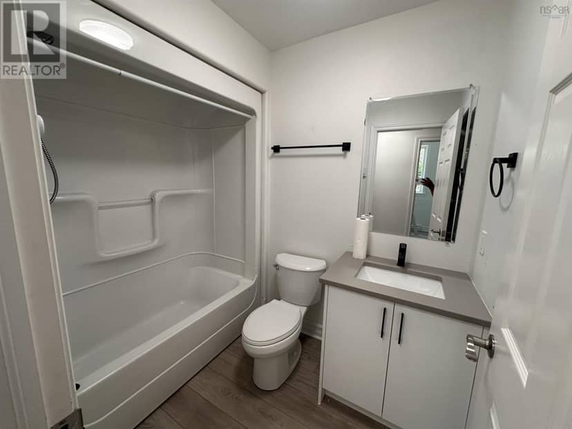 11 Churchill Street, 98 Dufferin Street — photo 9 of 24