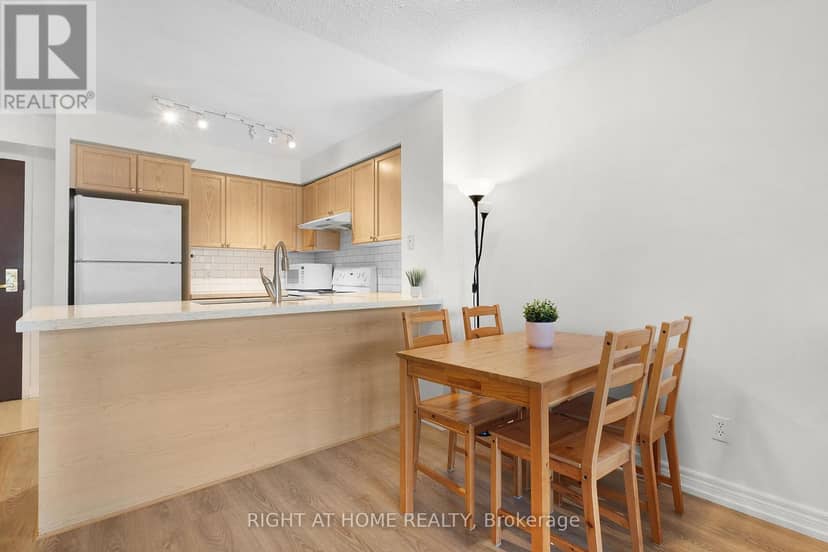 1602 - 18 Parkview Avenue — photo 12 of 25