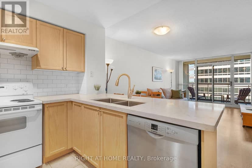 1602 - 18 Parkview Avenue — photo 15 of 25