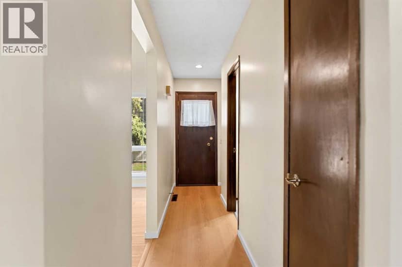 31 Brae Glen Court SW — photo 10 of 40