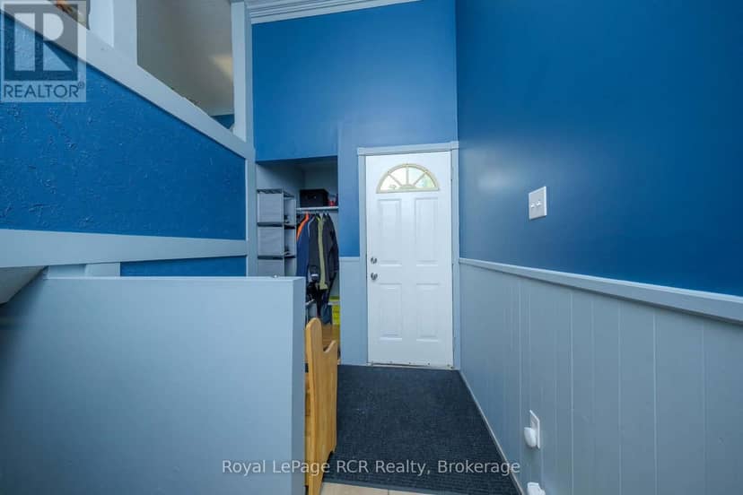 727 Johnston Crescent — photo 3 of 24