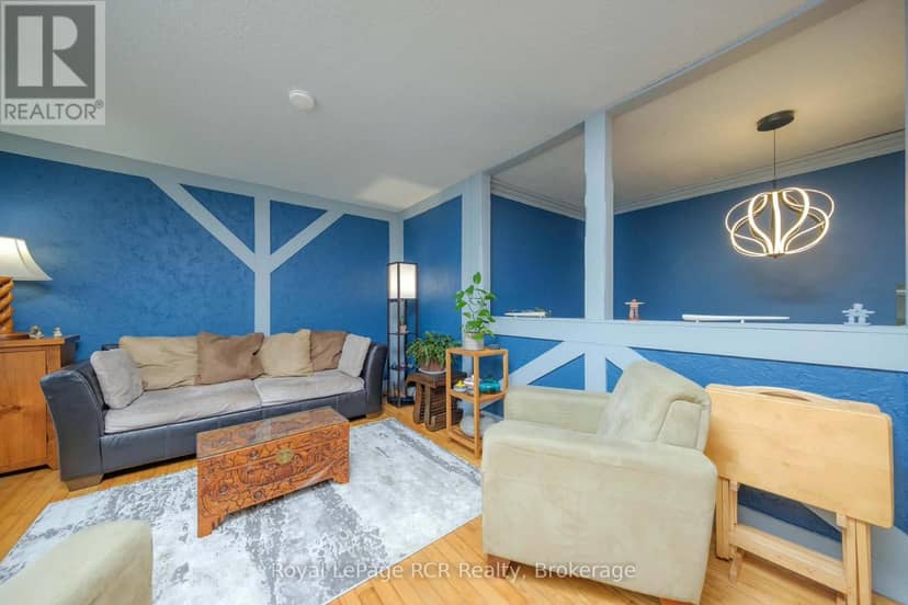 727 Johnston Crescent — photo 8 of 24