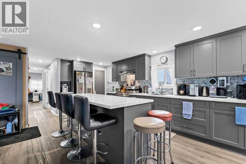 210 Dunbar Avenue W, Bow Island, photo 2