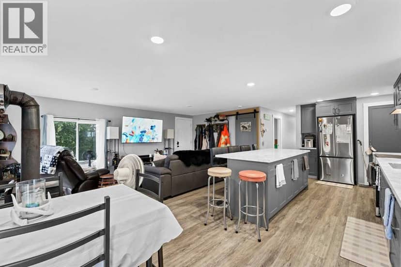 210 Dunbar Avenue W, Bow Island, photo 4